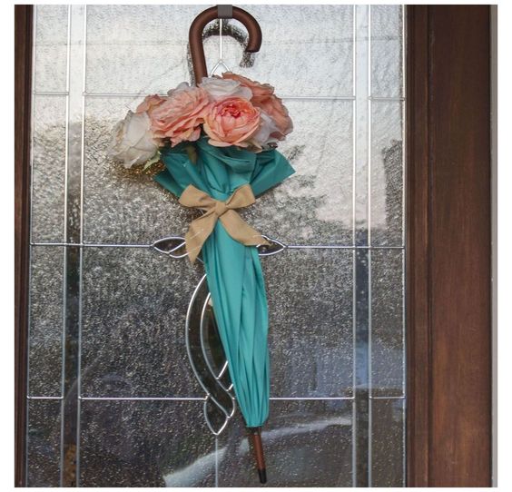 Krásné jarní dekorace na vchodové dveře: Postačí vám obyčejný deštník!