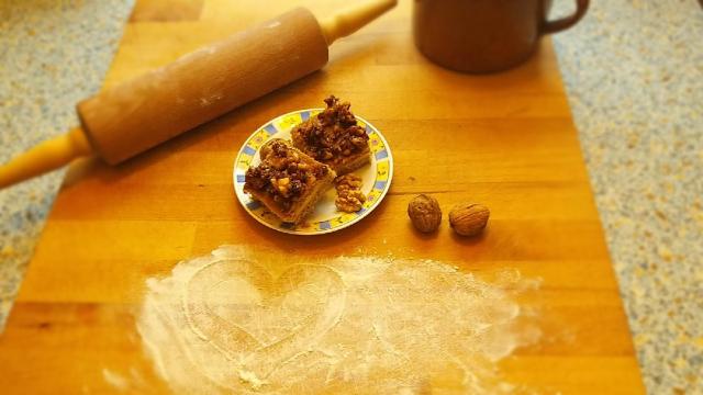 Ořechové kostky s medem a vanilkovým krémem - Prima inspirace