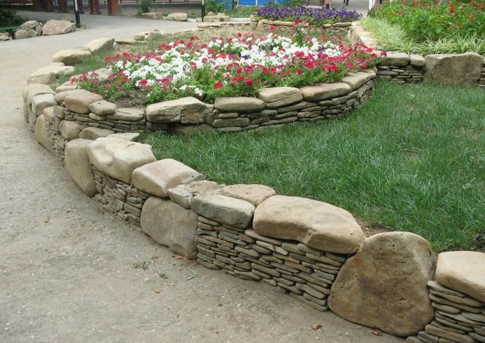 Zahradní inspirace na kamenné obložení záhonů k vytvoření jedinečného designu!
