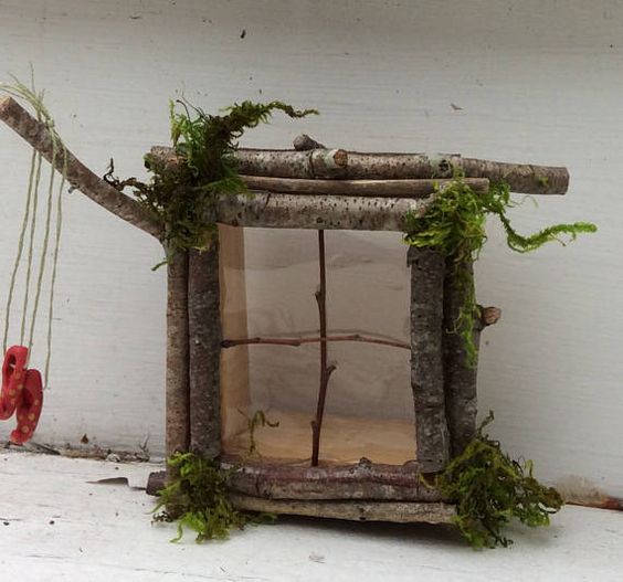 Inspirace na jarní tvoření: Vyrobte si toto přírodní okénko z klacíků a rostlin!