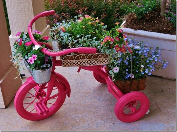 Využijte starou tříkolku či kolo tímto skvělým dekorativním způsobem na své zahrádce!