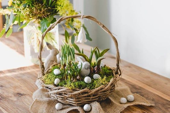 Využijte starý proutěný košík k vytvoření krásné jarní dekorace: 25+ inspirací