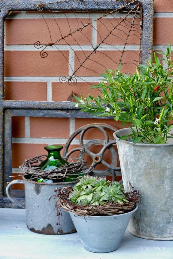 Využijte staré kýble a lavory – Vytvořte si úžasné venkovní dekorace na jarní měsíce