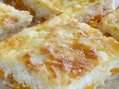 Recept na tvarohový koláč s broskvemi