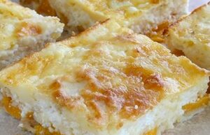 Recept na tvarohový koláč s broskvemi