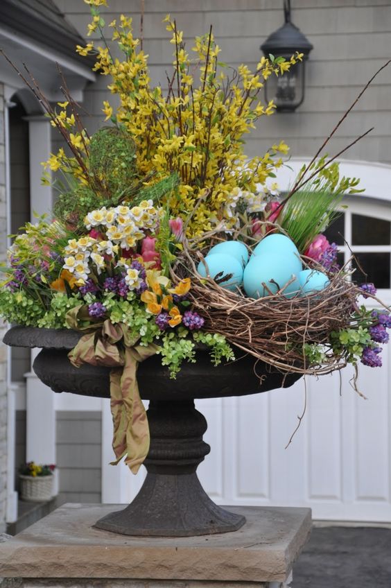 Využijte vysoký květináč k vytvoření jarní dekorace – 30+ krásných nápadů