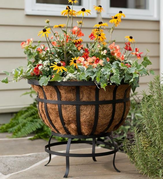 Využijte vysoký květináč k vytvoření jarní dekorace – 30+ krásných nápadů