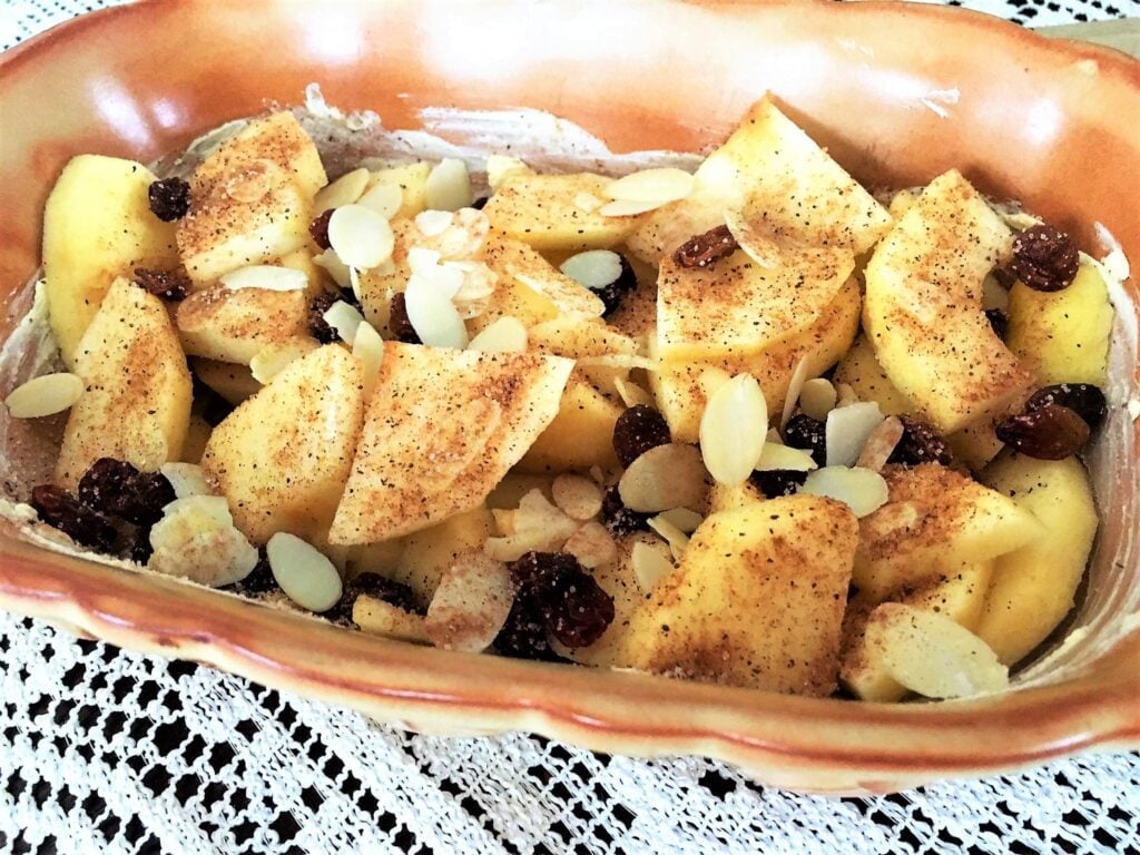 Jablkové crumble s hrozienkami a mandľami