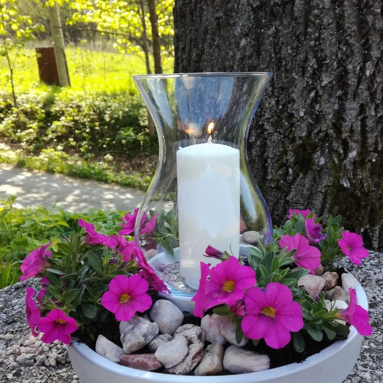 Propojte obyčejnou svíčku s květináčem: Inspirace na letošní sezonu!
