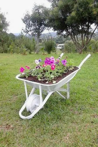 Jak proměnit rozbité zahradní kolečko v dekorace