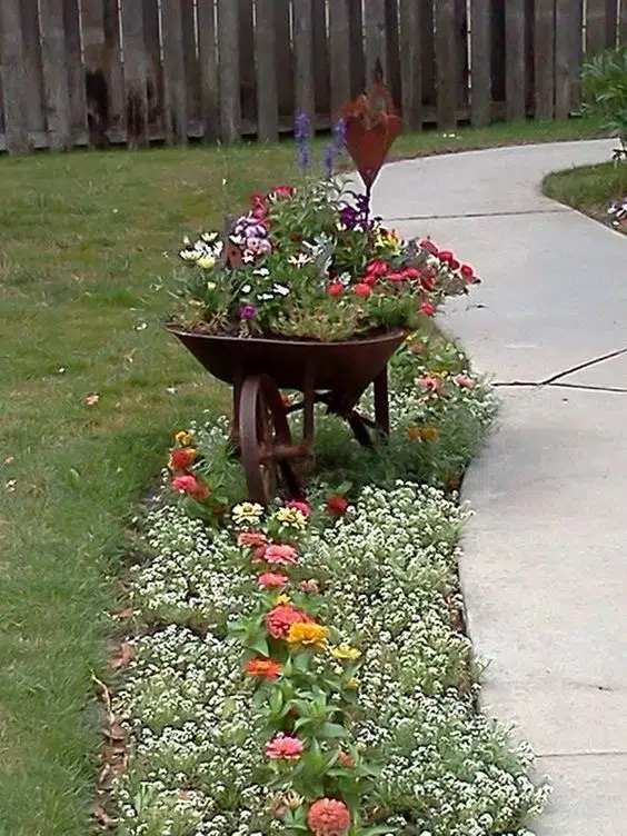 Jak proměnit rozbité zahradní kolečko v dekorace
