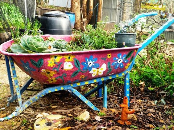 Jak proměnit rozbité zahradní kolečko v dekorace