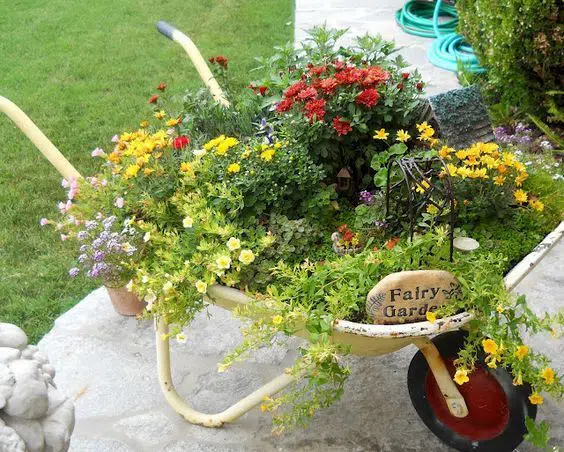 Jak proměnit rozbité zahradní kolečko v dekorace