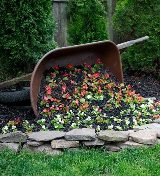 Jak proměnit rozbité zahradní kolečko v dekorace