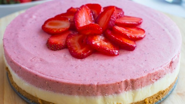 Recept na jahodový nepečený dezert se sušenkovým základem