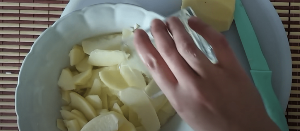 Jablkový koláč: Veľa jabĺk, málo cesta a fantastická chuť - tento recept si uložte!