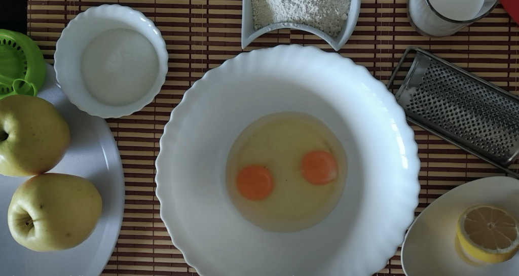 Jablkový koláč: Veľa jabĺk, málo cesta a fantastická chuť - tento recept si uložte!