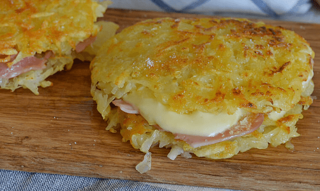 Recept na bramboráky plněné šunkou a sýrem bez mouky a vajec