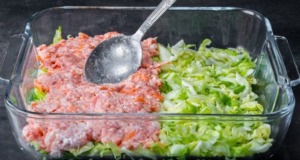 Vynikající recept na mleté maso se zelím v jednom pekáči: Tento recept si zamilujete!