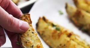 Snadný recept na aromatické pečené česnekové brambory s parmazánem