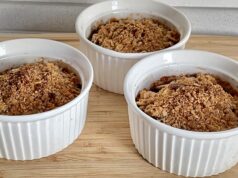 nejjednodušší ovocný dezert na světě: hruškový crumble s křupavou drobenkou!