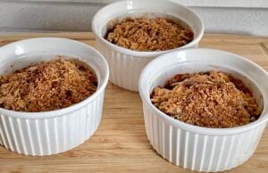 nejjednodušší ovocný dezert na světě: hruškový crumble s křupavou drobenkou!