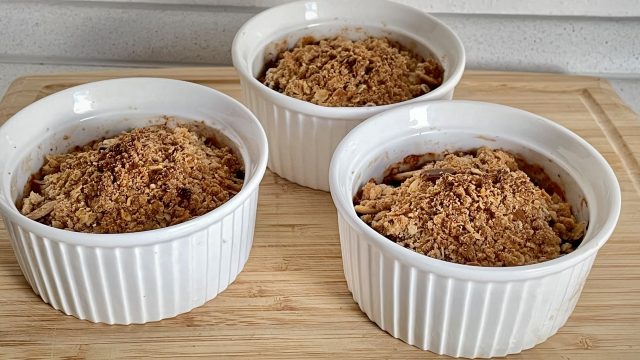 nejjednodušší ovocný dezert na světě: hruškový crumble s křupavou drobenkou!