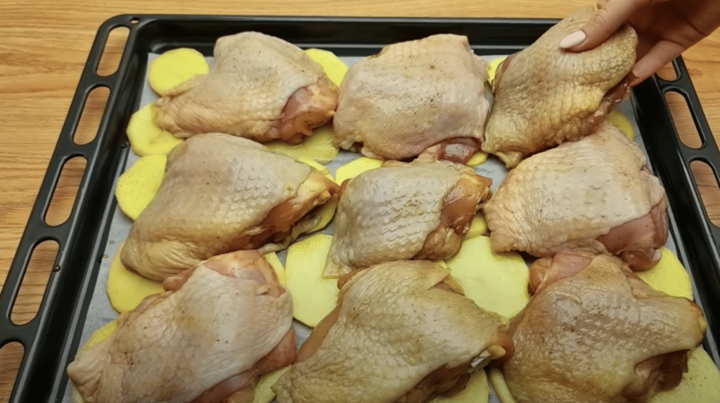 Šťavnaté kuřecí stehýnka s bramborem