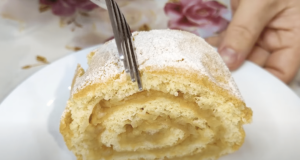 VIDEO: Stačí nastrouhat jablka, zalít těstem, péct a srolovat – Dokonalá jablečná roláda! Jablečná roláda