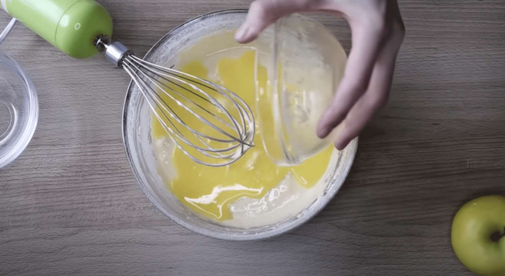 Přimícháme máslo.