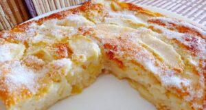 Stačí jen rozmixovat a nalít na plech – Jemný jogurtový koláč s jablky stačí jen rozmixoval a nalít na plech – jemný jogurtový koláč s jablky