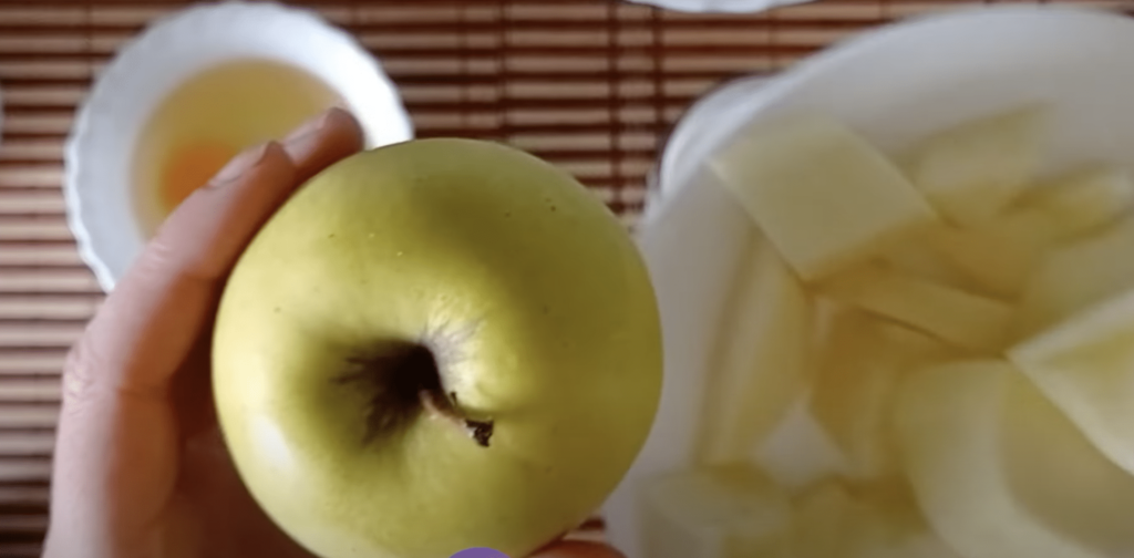 stačí jen rozmixoval a nalít na plech – jemný jogurtový koláč s jablky