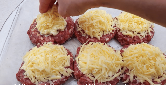 vyzkoušejte tento recept na karbanátky se sýrem, vejcem a cibulkou připravené na jednom plechu