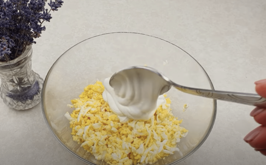 vyzkoušejte tento recept na karbanátky se sýrem, vejcem a cibulkou připravené na jednom plechu