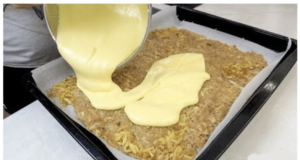 Jablečný rolovaný koláč za 12 minut: nastrouhej, zalij těstem, upeč a zatoč Recept na jablečný koláč ke kávě