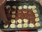 Stačí nakrájet banány a zalít těstem – chutný koláč s lehkou přípravou Banánový čokoládový koláč s kakaovou glazurou