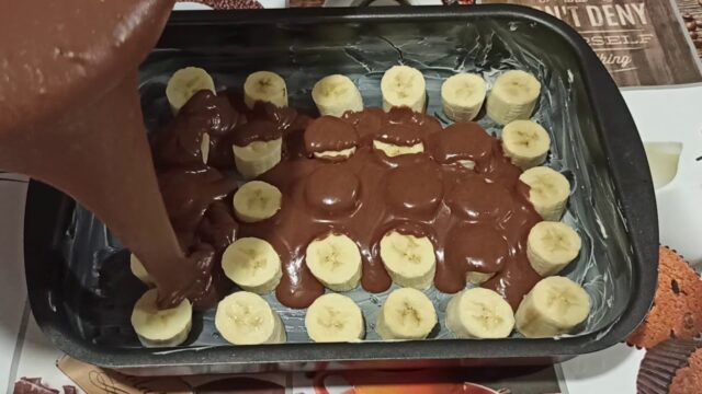 Banánový čokoládový koláč s kakaovou glazurou Banánový čokoládový koláč s kakaovou glazurou