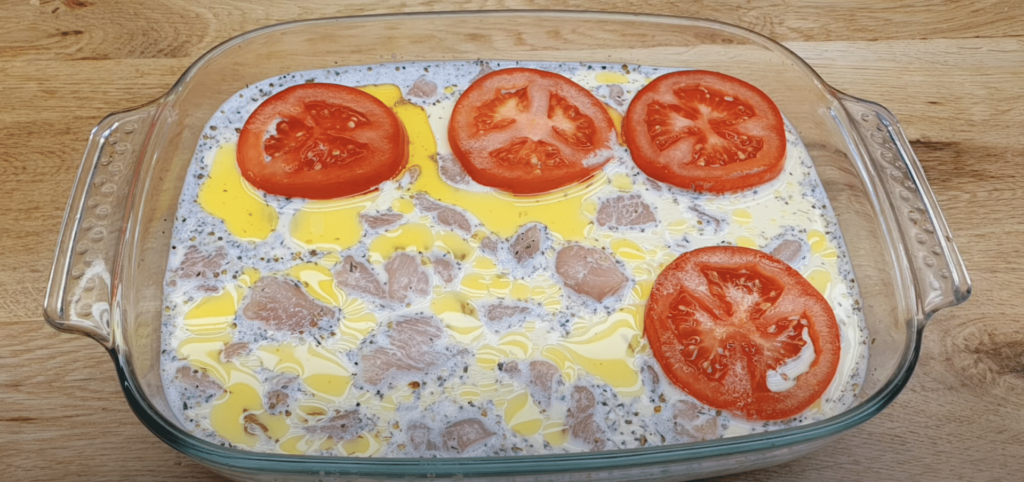 Recept na kuřecí maso s česnekovou směsí a rajčaty