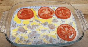 Stačí nakrájet kuřecí maso, zalít česnekovou směsí a uložit do trouby Recept na kuřecí maso s česnekovou směsí a rajčaty