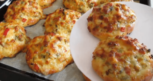 Pečené bochánky z kuřecích prsou se zeleninou a sýrem