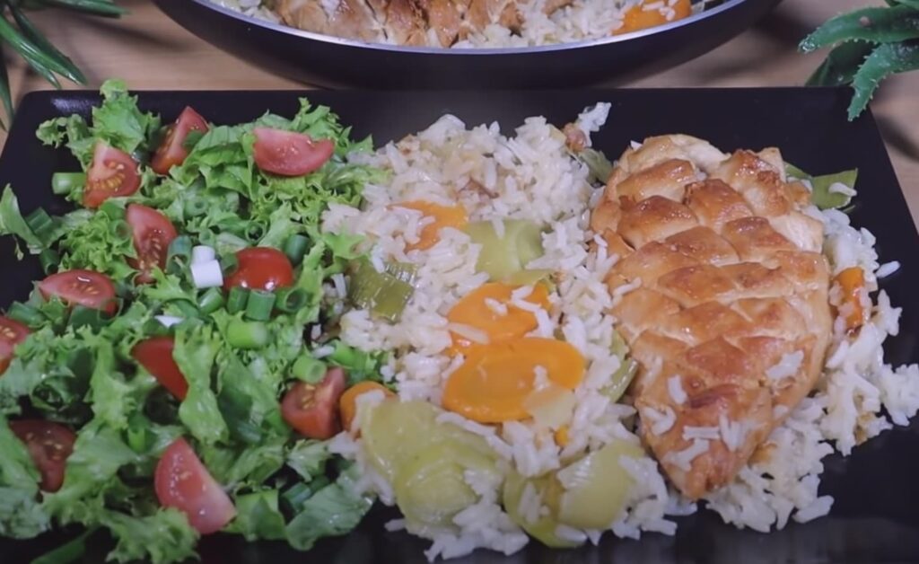 jednoduchý a chutný recept z jedné pánve – kuřecí prsa se zeleninou a rýžá