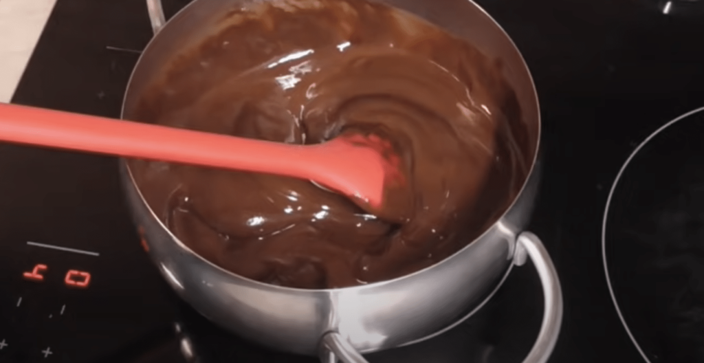 Čokoládovou polevou polijeme povrch koláče.