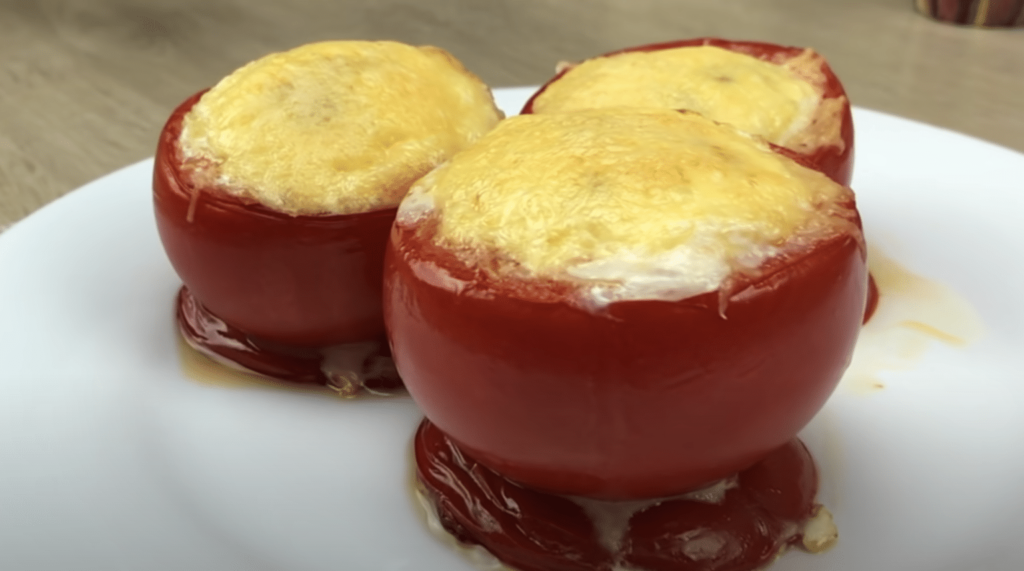 originální občerstvení na oslavu – rozklepnuté vejce v rajčeti se sýrem