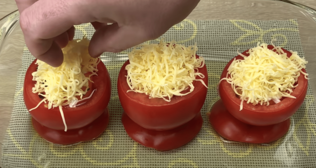 originální občerstvení na oslavu – rozklepnuté vejce v rajčeti se sýrem