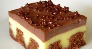 Vyzkoušejte dírkovaný koláč s pudinkem – tento recept si uložte pudinkk