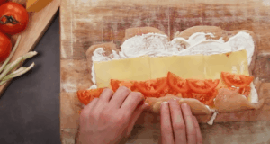 Kuřecí roláda plněná sýrem a rajčaty: Recept na šťavnatou roládu s majonézou kuřecí roláda s majonézou plněná sýrem a rajčaty