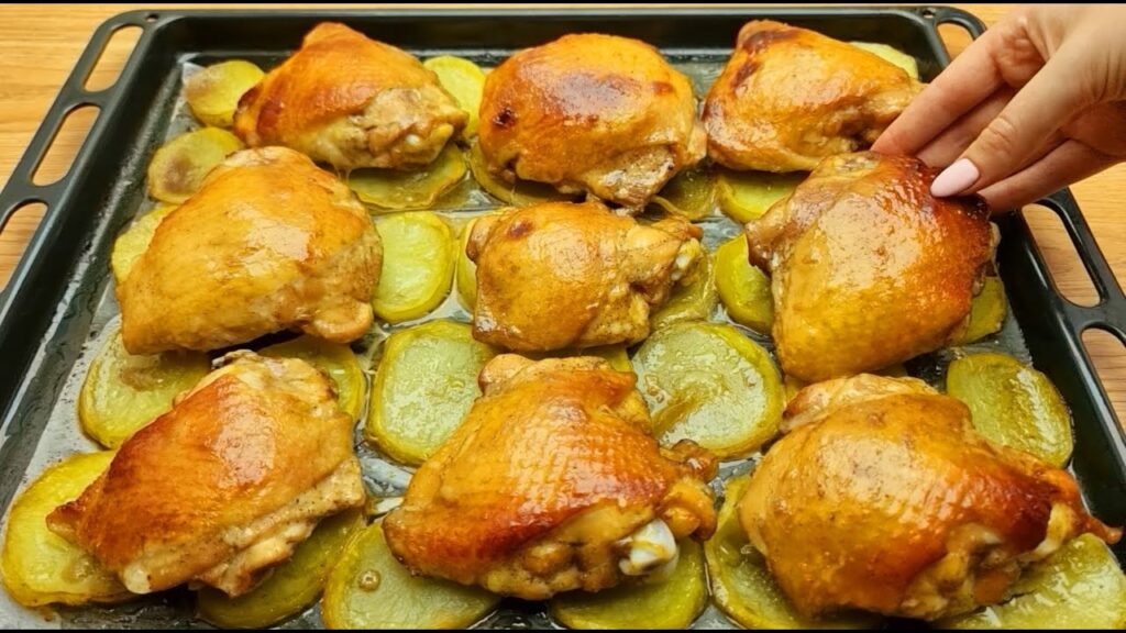 Šťavnaté kuřecí stehýnka s bramborem