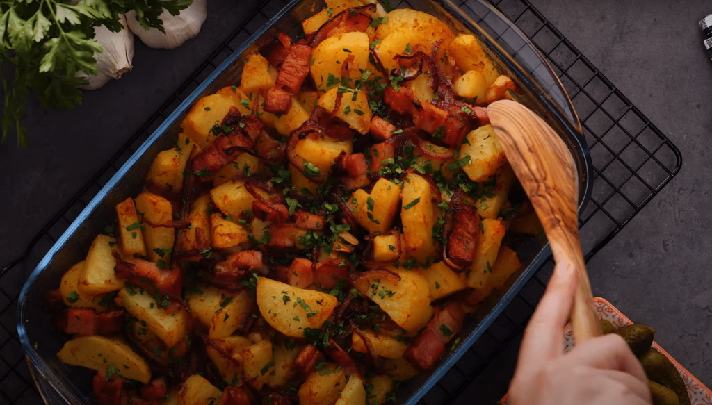 vynikající pečené brambory se slaninou – připravte si tento skvělý oběd
