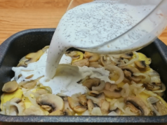 rychlý oběd – zapečené kuřecí maso s houbami, bramborami a sýrem