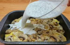 rychlý oběd – zapečené kuřecí maso s houbami, bramborami a sýrem